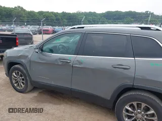 2019 Jeep Cherokee Latitude Plus z VIN 1C4PJMLB2KD367381, wystawiony jako IAAI lot #42493800 z przebiegiem 188 356 mil mil oraz . Historia ofert i sprzedaży dostępna na DreamBid. Obrazek 14.