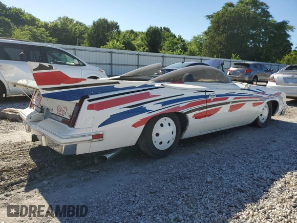 1983 Oldsmobile Cutlass Supreme z VIN 1G3AR47A2DM503155, wystawiony jako Copart lot #85253274 z przebiegiem Nie podano mil oraz Szkoda całkowita • Salvage title. Historia ofert i sprzedaży dostępna na DreamBid. Obrazek 3.