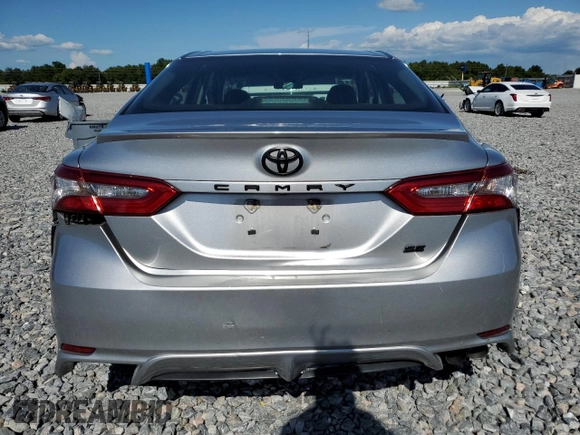 2018 Toyota Camry LE z VIN 4T1B11HK4JU053856, wystawiony jako Copart lot #61017095 z przebiegiem 134 977 mil mil oraz Szkoda całkowita • Salvage title. Historia ofert i sprzedaży dostępna na DreamBid. Obrazek 6.