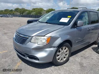 2014 Chrysler Town & Country Touring with VIN 2C4RC1BG6ER463885, listed as a IAAI auction lot 41943602 with 154,815 mi miles. Bid and sale history available at carsss.com. Image 6.