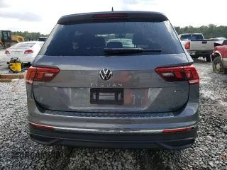 2023 Volkswagen Tiguan S z VIN 3VVFB7AX7PM113607, wystawiony jako Copart lot #71402454 z przebiegiem 23 801 mil mil oraz Szkoda całkowita • Salvage title. Historia ofert i sprzedaży dostępna na DreamBid. Obrazek 6.