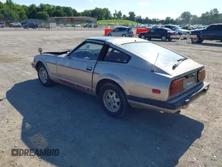 1983 Datsun 280ZX z VIN JN1HZ04S9DX573578, wystawiony jako IAAI lot #42516151 z przebiegiem 135 572 mil mil oraz . Historia ofert i sprzedaży dostępna na DreamBid. Obrazek 3.
