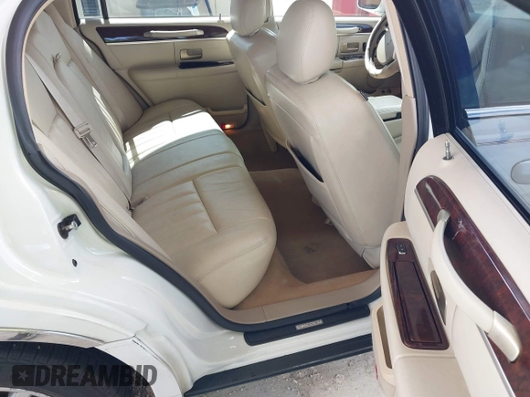 2006 Lincoln Town Car Signature z VIN 1LNHM81W36Y602874, wystawiony jako IAAI lot #42414765 z przebiegiem 121 459 mil mil oraz . Historia ofert i sprzedaży dostępna na DreamBid. Obrazek 8.