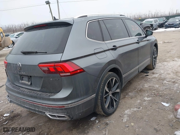 2022 Volkswagen Tiguan SEL R-Line with VIN 3VV4B7AX1NM159048, listed as a IAAI auction lot 41352532 with 33,394 mi miles. Bid and sale history available at carsss.com. Image 4.