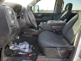 2021 GMC Sierra 3500HD Denali z VIN 1GT49WEYXMF156221, wystawiony jako Copart lot #81958804 z przebiegiem 60 986 mil mil oraz Nie do naprawy. Historia ofert i sprzedaży dostępna na DreamBid. Obrazek 7.