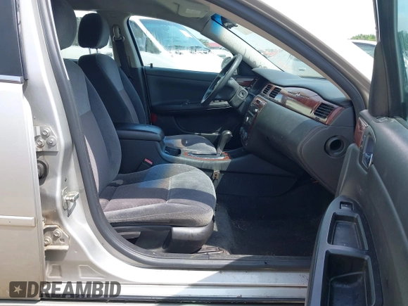 2008 Chevrolet Impala LS z VIN 2G1WB58K681201773, wystawiony jako IAAI lot #42240644 z przebiegiem 235 778 mil mil oraz . Historia ofert i sprzedaży dostępna na DreamBid. Obrazek 5.