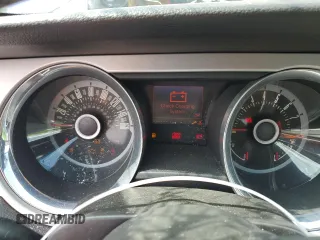 2013 Ford Mustang V6 z VIN 1ZVBP8AM4D5253929, wystawiony jako Copart lot #61657285 z przebiegiem Nie podano mil oraz Nie do naprawy • Non repairable. Historia ofert i sprzedaży dostępna na DreamBid. Obrazek 9.