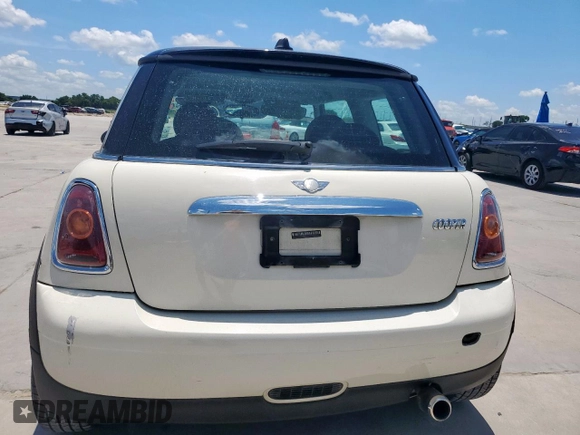 2010 MINI Hardtop z VIN WMWMF3C52ATZ66811, wystawiony jako Copart lot #62948155 z przebiegiem 170 347 mil mil oraz Czysty tytuł • Clean title. Historia ofert i sprzedaży dostępna na DreamBid. Obrazek 6.