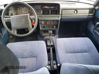 1990 Volvo 240 z VIN YV1AA8845L1400684, wystawiony jako Copart lot #49742045 z przebiegiem 182 643 mil mil oraz Tytuł czysty. Historia ofert i sprzedaży dostępna na DreamBid. Obrazek 8.