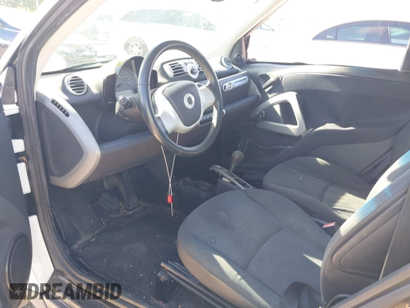 2013 Smart fortwo Pure z VIN WMEEJ3BA5DK619182, wystawiony jako IAAI lot #41857040 z przebiegiem 84 840 mil mil oraz . Historia ofert i sprzedaży dostępna na DreamBid. Obrazek 5.