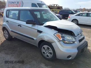 2011 Kia Soul with VIN KNDJT2A14B7322584, listed as a IAAI auction lot 40752860 with 110,742 mi miles. Bid and sale history available at carsss.com. Image 1.
