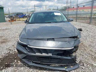 2024 Hyundai Elantra SEL z VIN KMHLM4DGXRU658961, wystawiony jako IAAI lot #42180658 z przebiegiem 5 090 mil mil oraz . Historia ofert i sprzedaży dostępna na DreamBid. Obrazek 13.