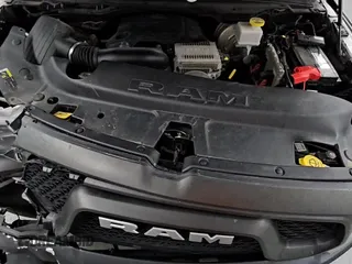 2020 Ram 1500 Rebel z VIN 1C6SRFLT7LN137992, wystawiony jako Copart lot #86550465 z przebiegiem 45 615 mil mil oraz Czysty tytuł • Clean title. Historia ofert i sprzedaży dostępna na DreamBid. Obrazek 13.