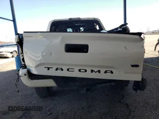 2020 Toyota Tacoma SR5 z VIN 3TMCZ5AN6LM310360, wystawiony jako Copart lot #55726645 z przebiegiem 106 262 mil mil oraz Szkoda całkowita • Salvage title. Historia ofert i sprzedaży dostępna na DreamBid. Obrazek 6.
