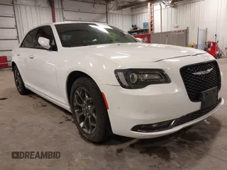 2015 Chrysler 300 S z VIN 2C3CCAGG7FH923212, wystawiony jako IAAI lot #42212494 z przebiegiem 105 000 mil mil oraz . Historia ofert i sprzedaży dostępna na DreamBid. Obrazek 1.