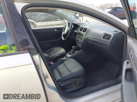 2011 Volkswagen Jetta SE with VIN 3VWDZ7AJXBM098328, listed as a IAAI auction lot 41819874 with 133,877 mi miles and . Bid and sale history available at DreamBid. Image 5.