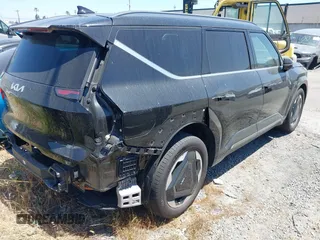2024 Kia EV9 Land z VIN KNDADFS59R6035988, wystawiony jako IAAI lot #42076672 z przebiegiem 10 316 mil mil oraz . Historia ofert i sprzedaży dostępna na DreamBid. Obrazek 4.