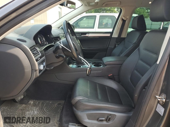 2015 Volkswagen Touareg Lux с VIN WVGEP9BP2FD004595, выставлен на аукционе Copart как лот 59020375 с пробегом 135 319 миль миль и Списание • Salvage title. История ставок и продаж доступна на DreamBid. Изображение 7.