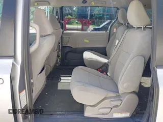 2017 Toyota Sienna LE Auto Access Seat z VIN 5TDKZ3DC9HS791965, wystawiony jako IAAI lot #42624689 z przebiegiem 88 383 mil mil oraz . Historia ofert i sprzedaży dostępna na DreamBid. Obrazek 8.
