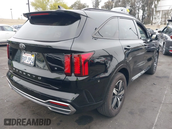 2021 Kia Sorento S with VIN 5XYRL4LC1MG066939, listed as a IAAI auction lot 42141340 with 53,937 mi miles and . Bid and sale history available at DreamBid. Image 4.