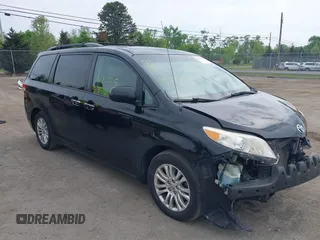 2014 Toyota Sienna XLE z VIN 5TDYK3DC9ES473855, wystawiony jako IAAI lot #42170125 z przebiegiem 116 841 mil mil oraz . Historia ofert i sprzedaży dostępna na DreamBid. Obrazek 1.