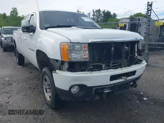 2013 GMC Sierra 2500HD Denali z VIN 1GT125E8XDF238662, wystawiony jako IAAI lot #42253366 z przebiegiem 250 409 mil mil oraz . Historia ofert i sprzedaży dostępna na DreamBid. Obrazek 6.