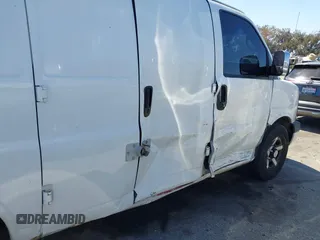2008 Chevrolet Express Cargo z VIN 1GCFG15X681148824, wystawiony jako IAAI lot #41847111 z przebiegiem 251 449 mil mil oraz . Historia ofert i sprzedaży dostępna na DreamBid. Obrazek 6.