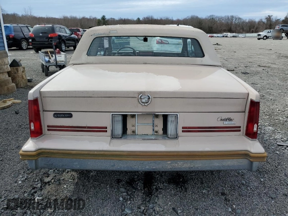 1988 Cadillac DeVille z VIN 1G6CD1153J4241498, wystawiony jako Copart lot #50236495 z przebiegiem 76 745 mil mil oraz Czysty tytuł • Clean title. Historia ofert i sprzedaży dostępna na DreamBid. Obrazek 6.