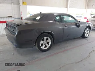 2018 Dodge Challenger SXT z VIN 2C3CDZAG5JH339596, wystawiony jako IAAI lot #42343718 z przebiegiem 62 113 mil mil oraz . Historia ofert i sprzedaży dostępna na DreamBid. Obrazek 4.