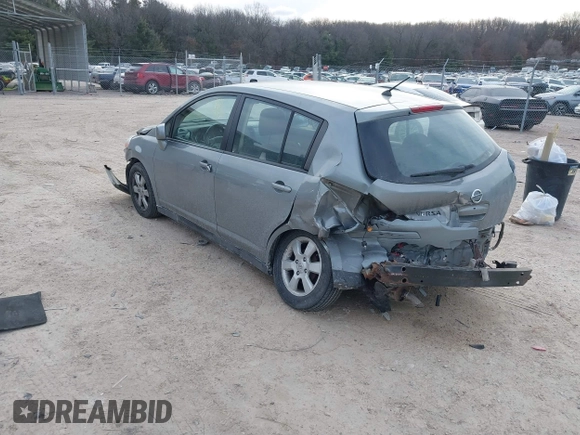 2007 Nissan Versa SL z VIN 3N1BC13E57L379798, wystawiony jako IAAI lot #41458835 z przebiegiem 136 459 mil mil oraz . Historia ofert i sprzedaży dostępna na DreamBid. Obrazek 3.