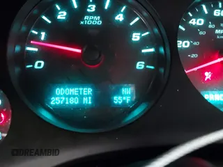 2010 Chevrolet Suburban LT z VIN 1GNUKJE32AR274468, wystawiony jako IAAI lot #42097027 z przebiegiem 257 180 mil mil oraz . Historia ofert i sprzedaży dostępna na DreamBid. Obrazek 7.
