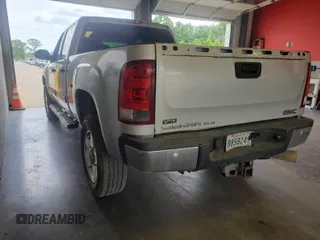 2011 GMC Sierra 2500HD SLE z VIN 1GT120C85BF232805, wystawiony jako IAAI lot #42302183 z przebiegiem 259 851 mil mil oraz . Historia ofert i sprzedaży dostępna na DreamBid. Obrazek 1.