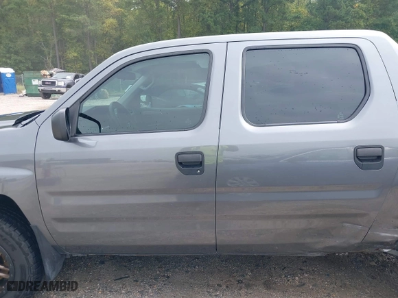 2010 Honda Ridgeline RT with VIN 5FPYK1F28AB010815, listed as a IAAI auction lot 40405105 with 275,762 mi miles. Bid and sale history available at carsss.com. Image 14.