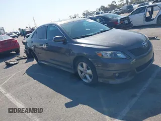 2011 Toyota Camry LE z VIN 4T1BF3EKXBU197608, wystawiony jako IAAI lot #41848207 z przebiegiem 131 676 mil mil oraz . Historia ofert i sprzedaży dostępna na DreamBid. Obrazek 1.