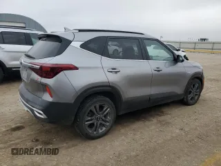 2021 Kia Seltos S z VIN KNDEUCAA3M7043327, wystawiony jako Copart lot #87032464 z przebiegiem 63 926 mil mil oraz Szkoda całkowita • Salvage title. Historia ofert i sprzedaży dostępna na DreamBid. Obrazek 3.