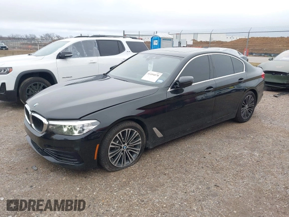 2019 BMW 5 Series 530i z VIN WBAJA5C52KWW06869, wystawiony jako IAAI lot #41494078 z przebiegiem 71 415 mil mil oraz . Historia ofert i sprzedaży dostępna na DreamBid. Obrazek 2.