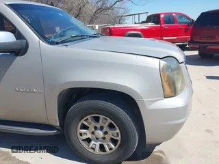 2007 GMC Yukon SLT with VIN 1GKFC13037J136165, listed as a IAAI auction lot 41766226 with 204,677 mi miles. Bid and sale history available at carsss.com. Image 12.