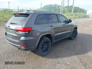 2017 Jeep Grand Cherokee Laredo z VIN 1C4RJFAG1HC744669, wystawiony jako IAAI lot #42269885 z przebiegiem 123 271 mil mil oraz . Historia ofert i sprzedaży dostępna na DreamBid. Obrazek 4.
