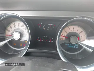 2012 Ford Mustang Premium z VIN 1ZVBP8AM6C5211096, wystawiony jako IAAI lot #41871346 z przebiegiem 236 649 mil mil oraz . Historia ofert i sprzedaży dostępna na DreamBid. Obrazek 7.