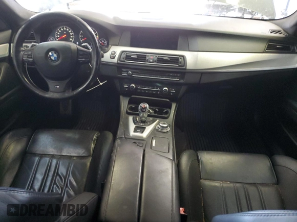 2013 BMW M5 z VIN WBSFV9C54DC773221, wystawiony jako Copart lot #54831865 z przebiegiem 127 949 mil mil oraz Czysty tytuł • Clean title. Historia ofert i sprzedaży dostępna na DreamBid. Obrazek 8.
