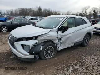 2023 Mitsubishi Eclipse Cross ES z VIN JA4ATUAAXPZ043514, wystawiony jako Copart lot #46525675 z przebiegiem 43 148 mil mil oraz Szkoda całkowita • Salvage title. Historia ofert i sprzedaży dostępna na DreamBid. Obrazek 1.