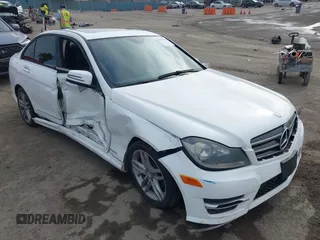 2014 Mercedes-Benz C 250 Sport z VIN WDDGF4HBXEA914564, wystawiony jako IAAI lot #42415149 z przebiegiem 160 534 mil mil oraz . Historia ofert i sprzedaży dostępna na DreamBid. Obrazek 1.