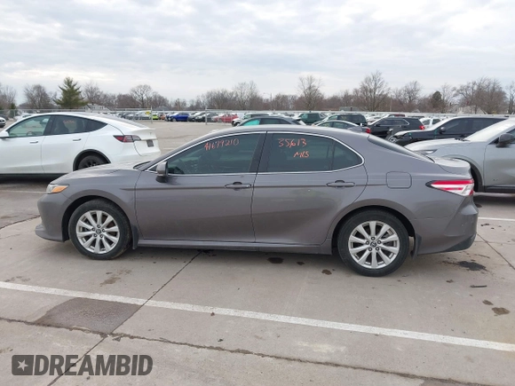 2019 Toyota Camry LE z VIN 4T1B11HK7KU759723, wystawiony jako IAAI lot #41679210 z przebiegiem 35 613 mil mil oraz . Historia ofert i sprzedaży dostępna na DreamBid. Obrazek 15.