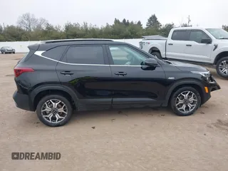 2023 Kia Seltos EX z VIN KNDERCAA9P7468220, wystawiony jako IAAI lot #38660032 z przebiegiem 13 077 mil mil oraz . Historia ofert i sprzedaży dostępna na DreamBid. Obrazek 13.