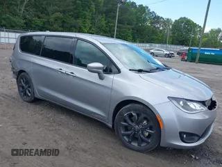 2019 Chrysler Pacifica Touring Plus z VIN 2C4RC1FG0KR574955, wystawiony jako IAAI lot #42254948 z przebiegiem 82 423 mil mil oraz . Historia ofert i sprzedaży dostępna na DreamBid. Obrazek 1.