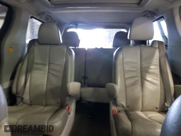 2011 Toyota Sienna XLE z VIN 5TDDK3DC4BS006272, wystawiony jako Copart lot #65144215 z przebiegiem 270 006 mil mil oraz Czysty tytuł • Clean title. Historia ofert i sprzedaży dostępna na DreamBid. Obrazek 10.