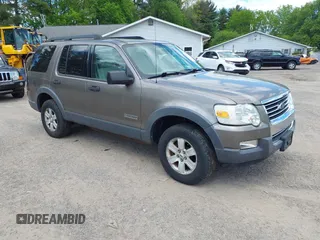 2006 Ford Explorer XLT z VIN 1FMEU73E96UA31318, wystawiony jako IAAI lot #42230310 z przebiegiem 134 071 mil mil oraz . Historia ofert i sprzedaży dostępna na DreamBid. Obrazek 1.