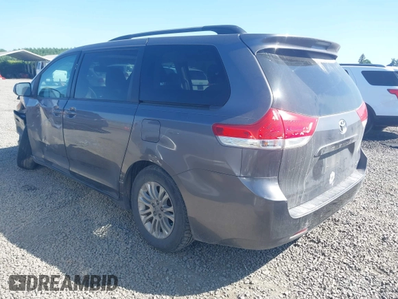 2011 Toyota Sienna XLE AAS z VIN 5TDYK3DC9BS133603, wystawiony jako IAAI lot #42218111 z przebiegiem 227 329 mil mil oraz . Historia ofert i sprzedaży dostępna na DreamBid. Obrazek 3.