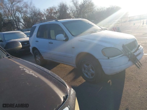 2000 Mercedes-Benz M-Class with VIN 4JGAB54E7YA151596, listed as a IAAI auction lot 40998156 with 216,873 mi miles. Bid and sale history available at carsss.com. Image 1.