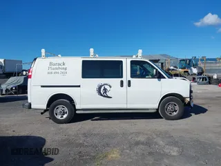 2017 GMC Savana Cargo z VIN 1GTW7AFF8H1911075, wystawiony jako IAAI lot #41038863 z przebiegiem 93 959 mil mil oraz . Historia ofert i sprzedaży dostępna na DreamBid. Obrazek 13.